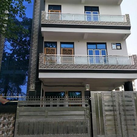 לקנאו Surabhi Garden Inn מראה חיצוני תמונה